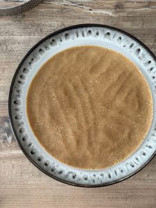 Fond de tarte sans cuisson avec biscuits écrasés et beurre