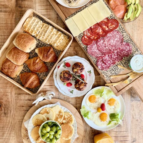 Brunch sucré-salé pour Pâques : croissants, muffins, charcuterie, fromage, pancakes, oeufs, gaufres, jus de fruits