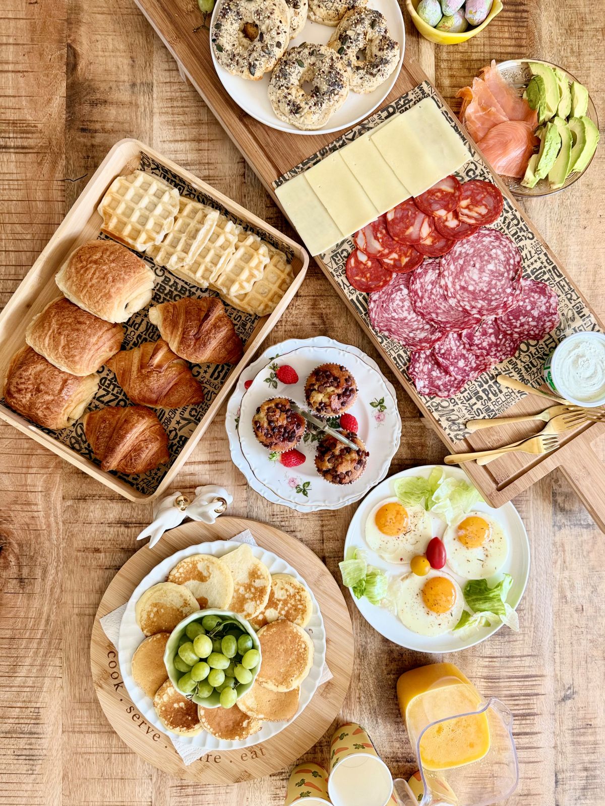 Brunch sucré-salé pour Pâques : croissants, muffins, charcuterie, fromage, pancakes, oeufs, gaufres, jus de fruits