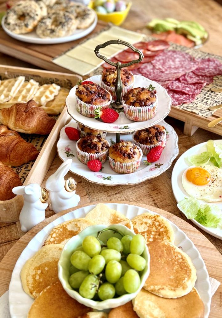 Brunch : muffins, gaufres, croissants, oeufs, charcuterie, fromage, pancakes, fruits...