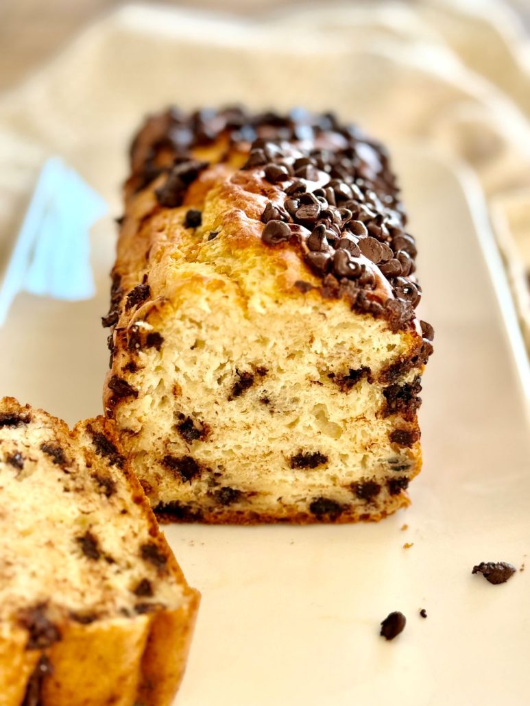 Cake au yaourt avec une banane et des pépites de chocolat, sans matière grasse ajoutée