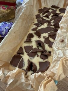 Répartir le chocolat de Pâques en morceaux