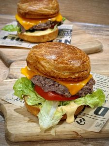 Hamburger dans un pain croissant