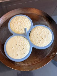 Cuisson des pancakes à la poêle avec des cercles en silicone