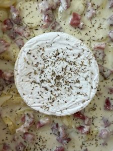 Gratin normand : camembert, pommes de terre et lardons