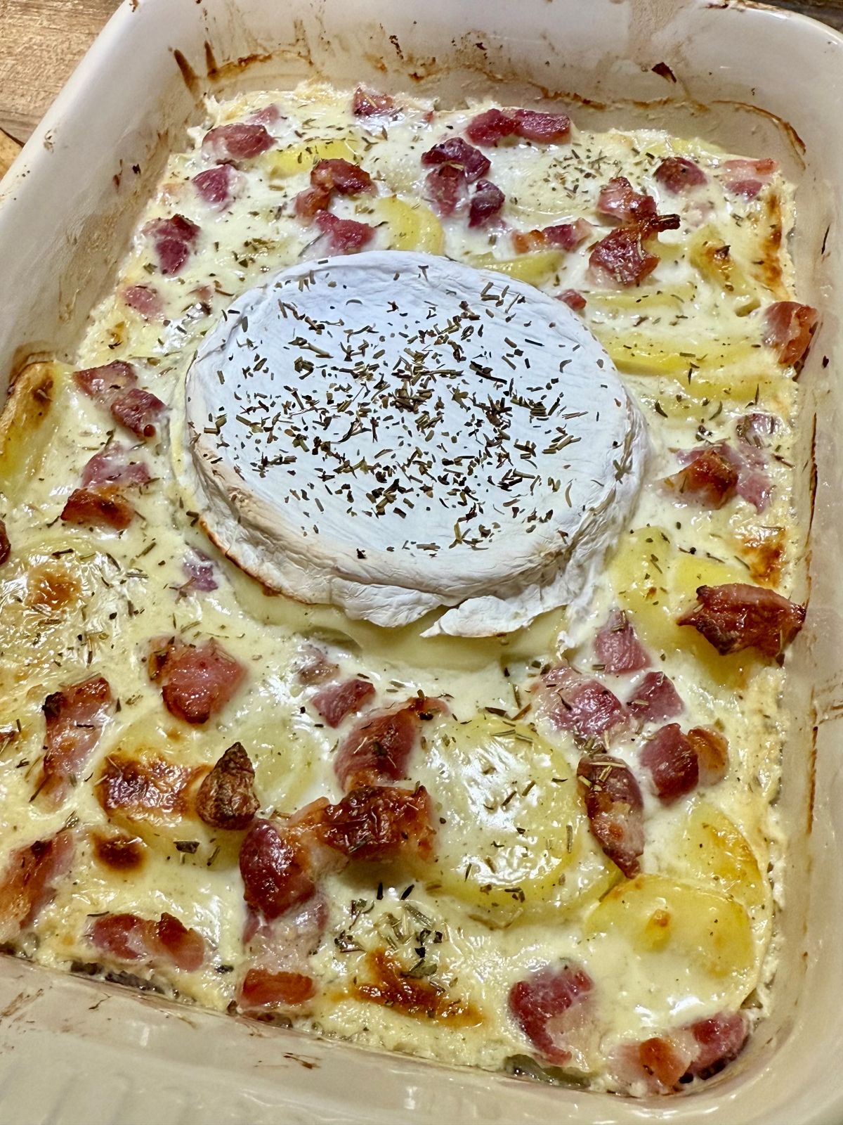 Gratin de pommes de terre et lardons avec du camembert
