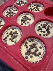 Répartir les pépites de chocolat sur les muffins à la banane