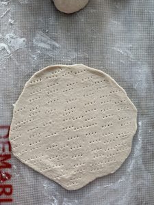 Piquer le disque de pâte avec les dents d'une fourchette