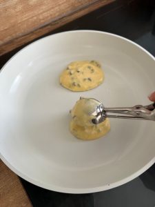 Verser la pâte à pancakes avec une cuillère à glace