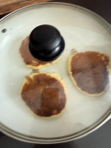 Couvrir d'un couvercle la les pancakes pour qu'ils gonflent