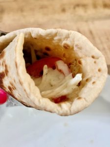 pita grecque avec gyros poulet tomate oignon sauce yaourt
