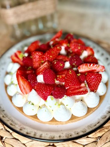 Tarte sans cuisson avec base biscuitée, chantilly mascarpone, fraises et framboises