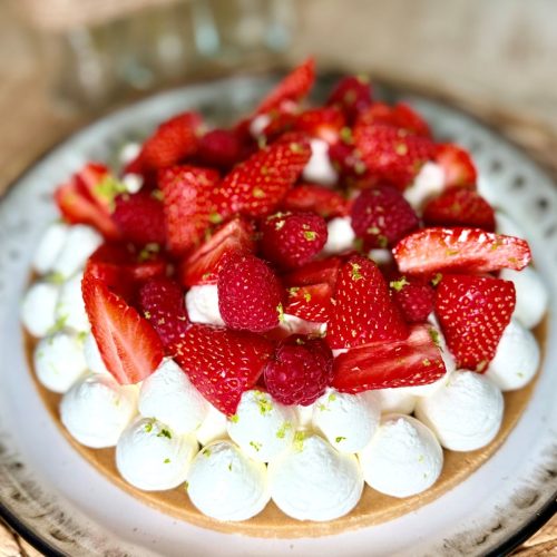 Tarte sans cuisson avec base biscuitée, chantilly mascarpone, fraises et framboises