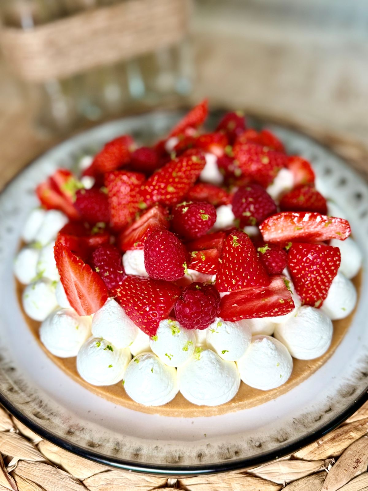 Tarte sans cuisson avec base biscuitée, chantilly mascarpone, fraises et framboises