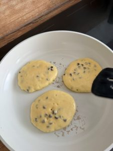 Quand des bulles apparaissent on peut tourner les pancakes avec une spatule