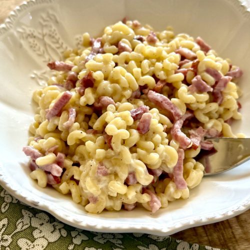 Coquillettes façon risotto avec allumettes de bacon et Vache Qui Rit
