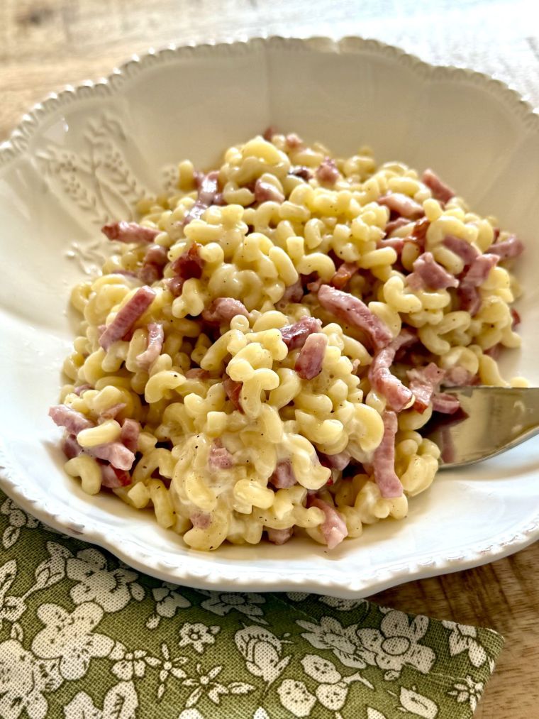 Pâtes cuisinées façon risotto, avec des allumettes de bacon et de la vache qui rit