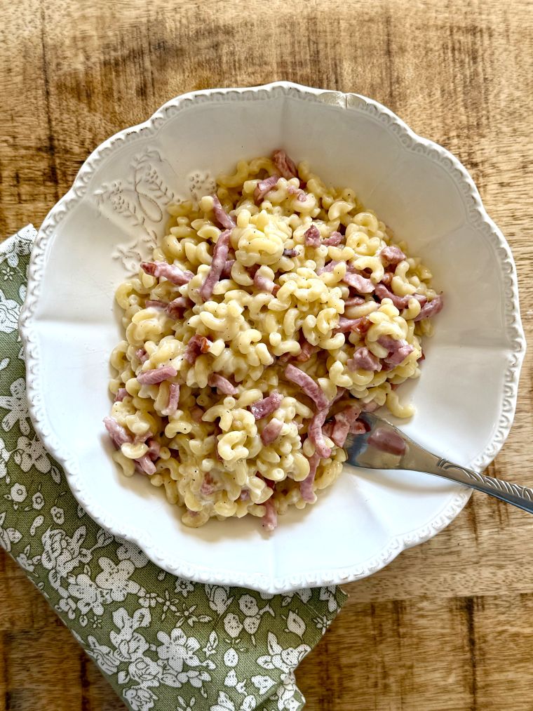 Coquillettes façon risotto avec allumettes de bacon et vache qui rit