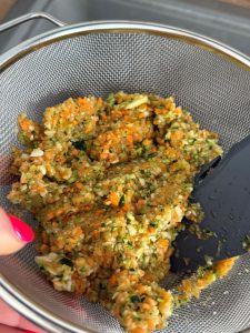 Essorer les légumes dans une passoire fine