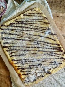 Napper de nutella et saupoudrer de sucre glace