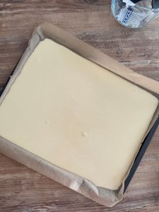 Pâte à crêpe au four dans une plaque de cuisson