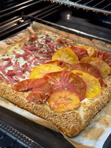 Cuisson de tarte feuilletée à la tomate