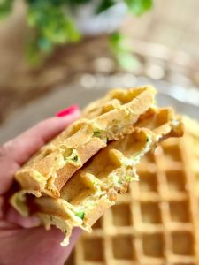 Gaufre croustillante aux légumes et fromage