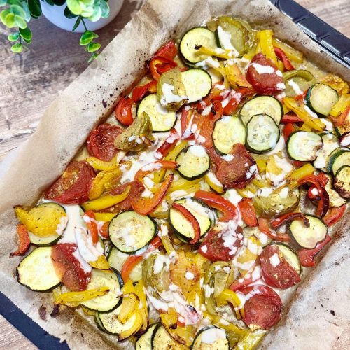 Courgette, poivrons, tomates anciennes rôtis au four avec une sauce tahini