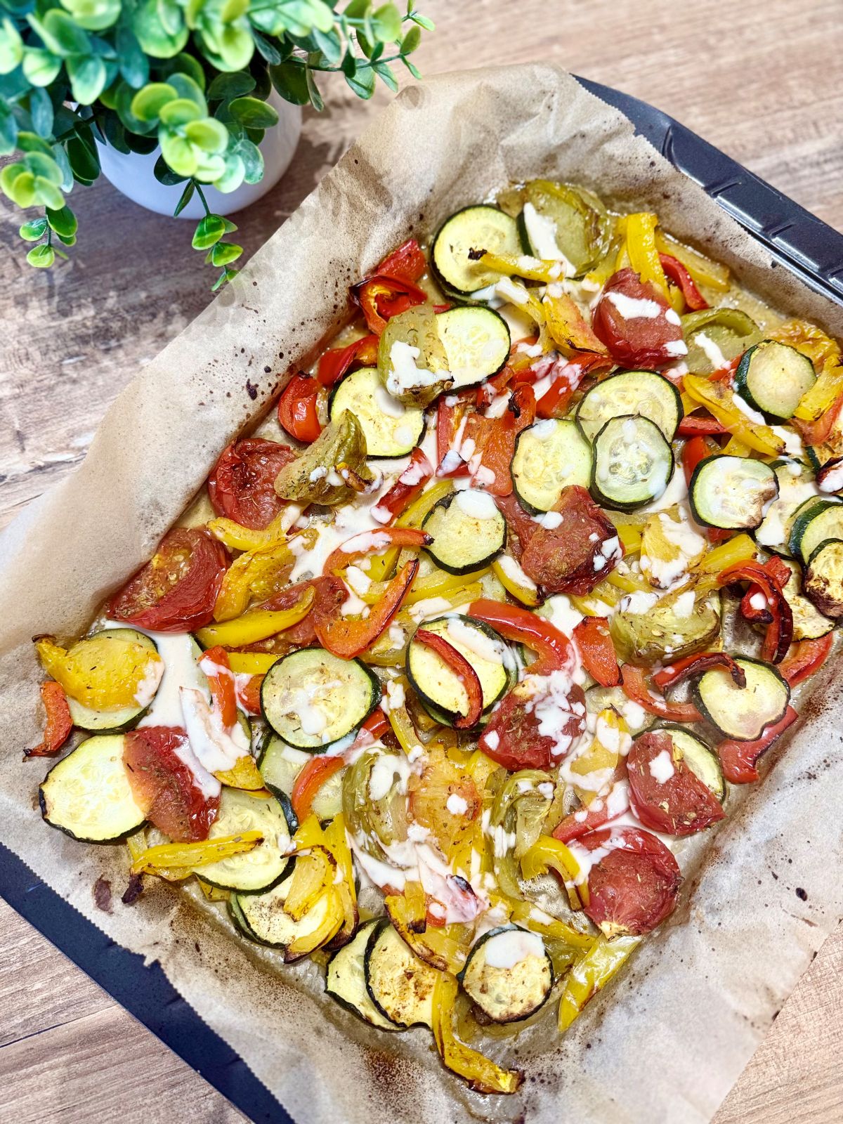 Courgette, poivrons, tomates anciennes rôtis au four avec une sauce tahini