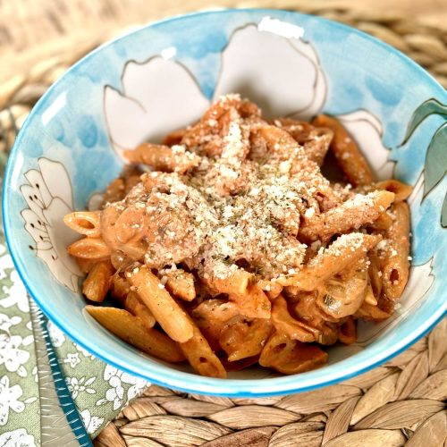 Penne, sauce tomate, champignons, skyr, parmesan