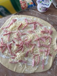 Pizza base fromage blanc, avec jambon et mozzarella