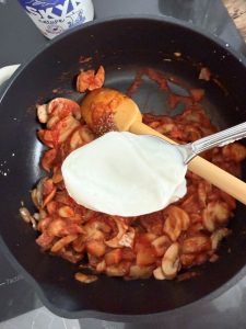 Hors du feu, ajouter le skyr