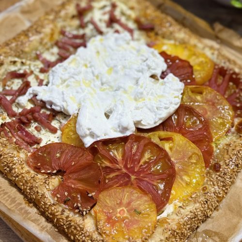 Tarte aux tomates anciennes avec une burrata