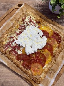 Tarte feuilletée aux tomates avec une burrata