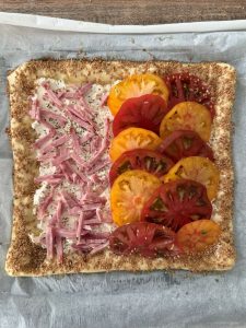 Comment faire la tarte feuilletée à la tomate et burrata