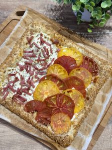 Pâte feuilletée, fromage frais, allumettes de jambon,tomates anciennes