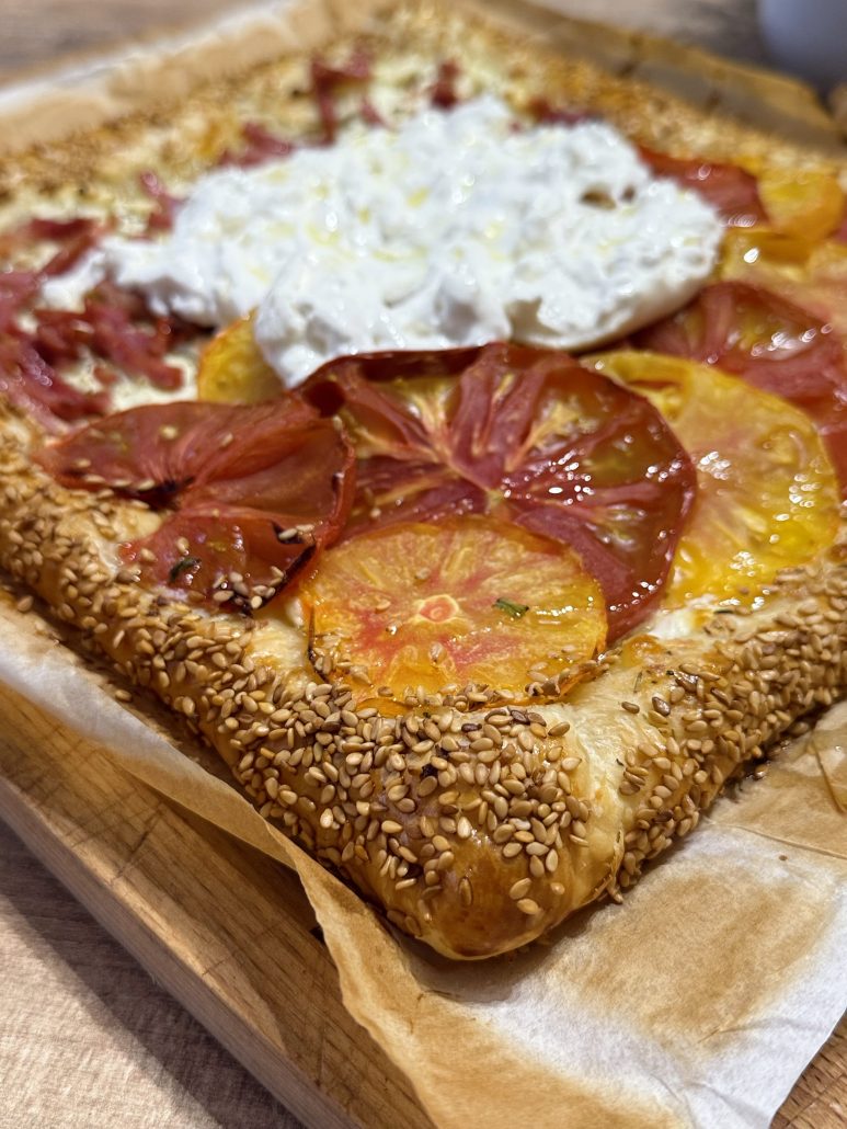 Bord de tarte feuilletée aux graines de sésame