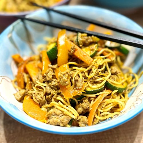 Wok chinois avec nouilles chow mein, légumes croquants et dinde hachée