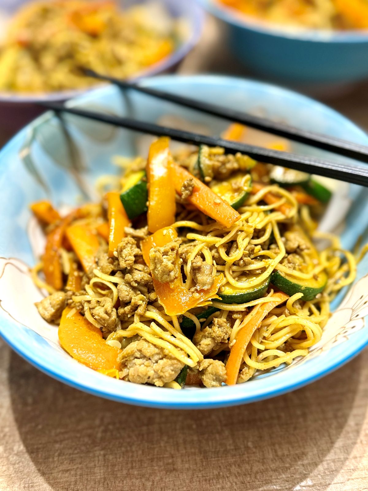 Wok chinois avec nouilles chow mein, légumes croquants et dinde hachée