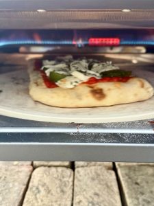 Cuisson de pinsa au four à pizza