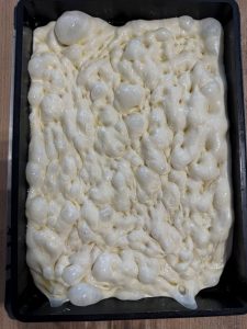 Arroser d'huile puis pointer les doigts dans la pâte