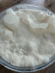 Laisser fermenter une nuit la pâte à focaccia