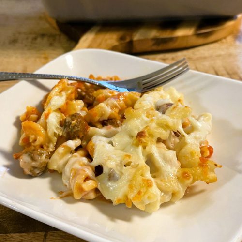 Gratin de pâtes avec sauce Bolo Balls, béchamel et fromage