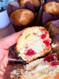 Muffins hyper moelleux au yaourt, avec framboises et chocolat blanc