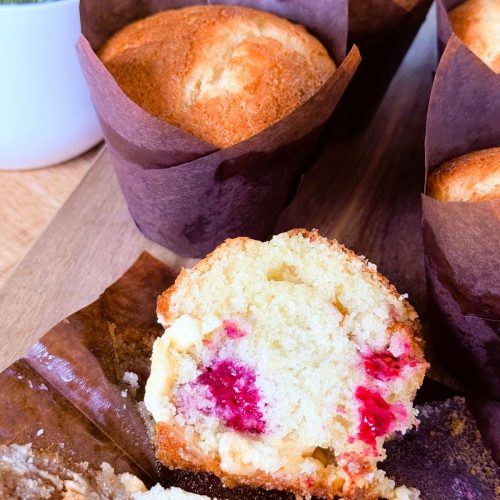 Muffins hyper moelleux au yaourt, avec framboises surgelées et chocolat blanc