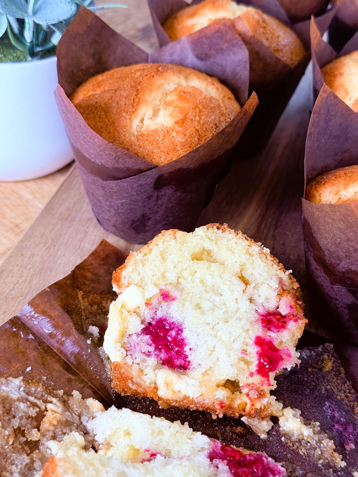 Muffins hyper moelleux au yaourt, avec framboises surgelées et chocolat blanc