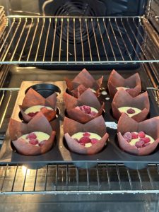 framboises surgelées sur la pâte à muffins au yaourt