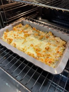 Cuisson au four du gratin de pâtes aux bolo balls