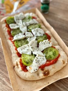 Pinsa, sauce tomate, mozzarella et tomates