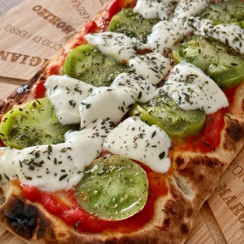 Pinsa tomate, mozzarella et sauce tomate